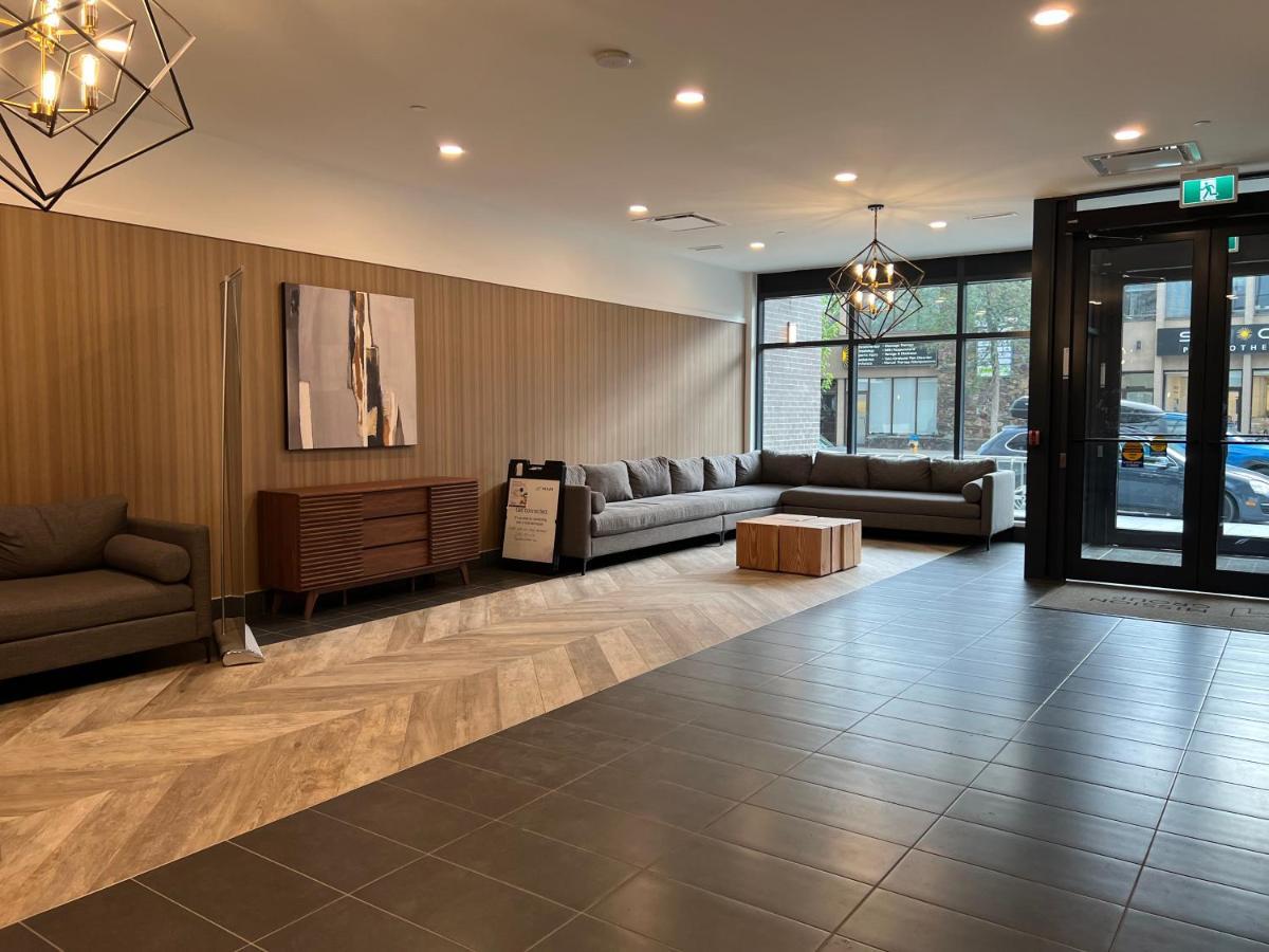 Amazing Brand New Lakeview Condo Downtown Kelowna Exterior photo